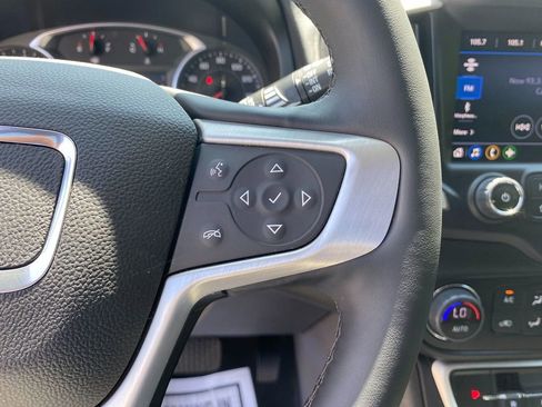 Used 2024 GMC Terrain SLT image 17
