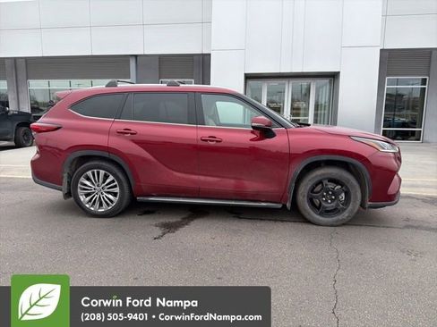 Used 2022 Toyota Highlander Platinum image 3