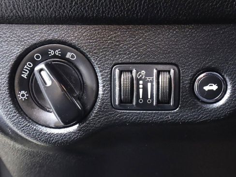 Used 2016 Dodge Challenger SXT image 10