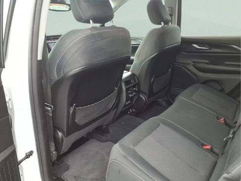Used 2023 Jeep Grand Cherokee Laredo AWD/4WD image 25