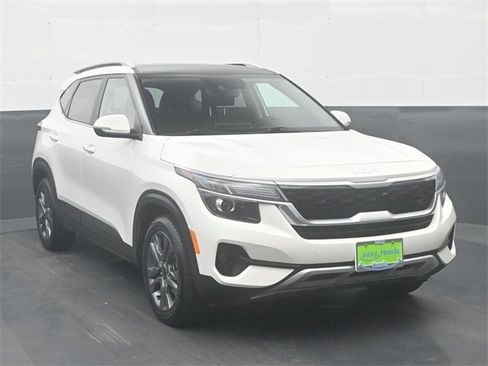 Used 2023 Kia Seltos S w/ Navigation Package image 2