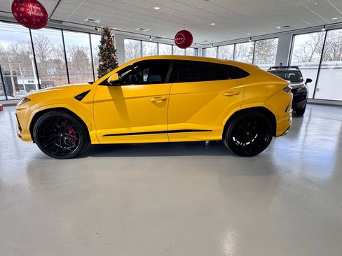 Used 2021 Lamborghini Urus image 2