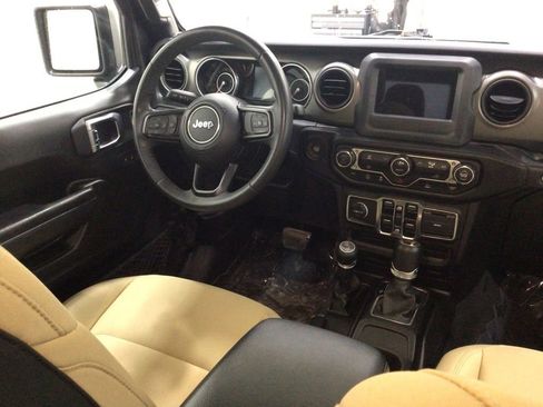 Used 2023 Jeep Gladiator Sport image 14