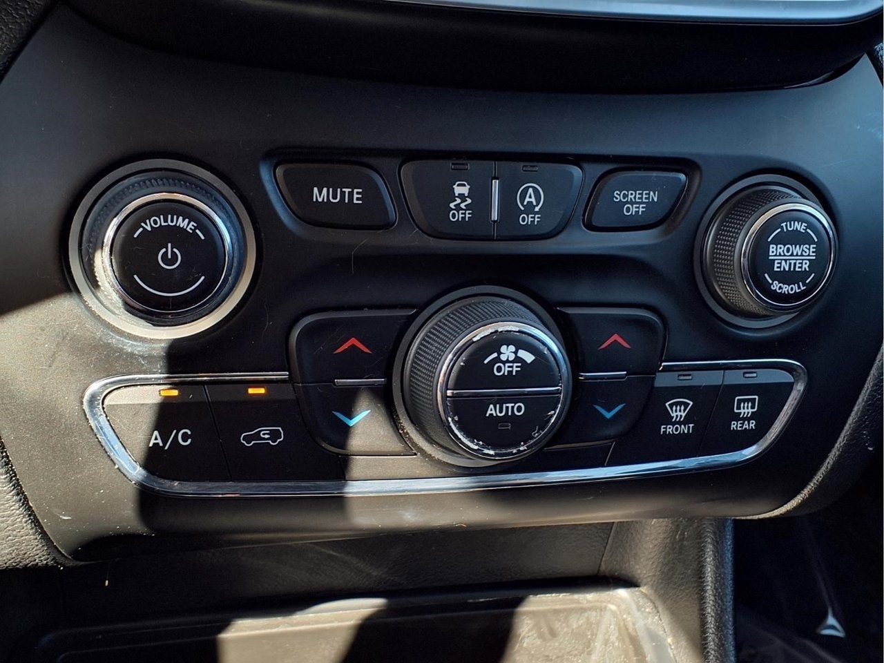 Used 2020 Jeep Cherokee Trailhawk w/ Cold Weather Group AWD/4WD image 15