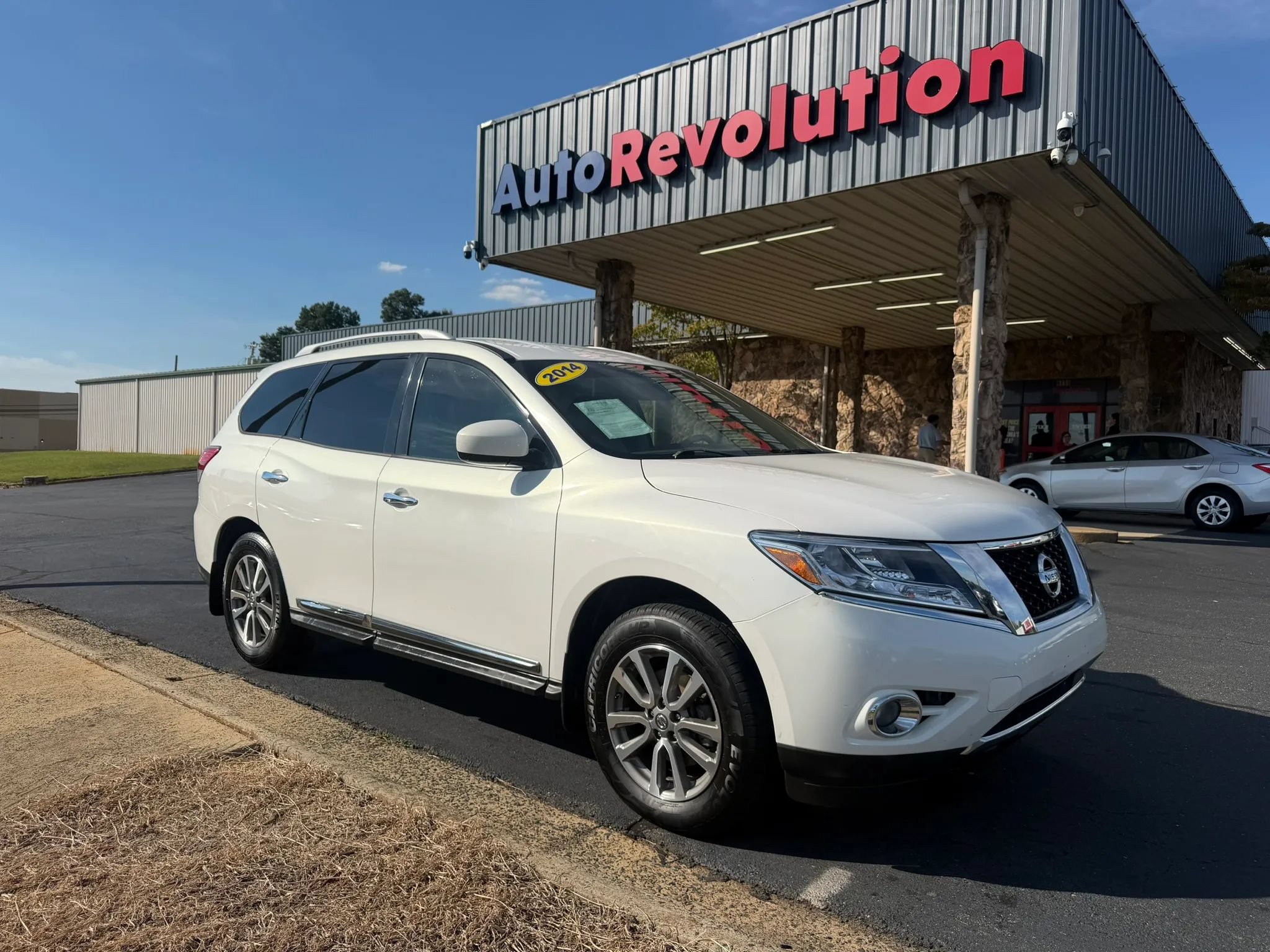Used 2014 Nissan Pathfinder SL FWD image 1