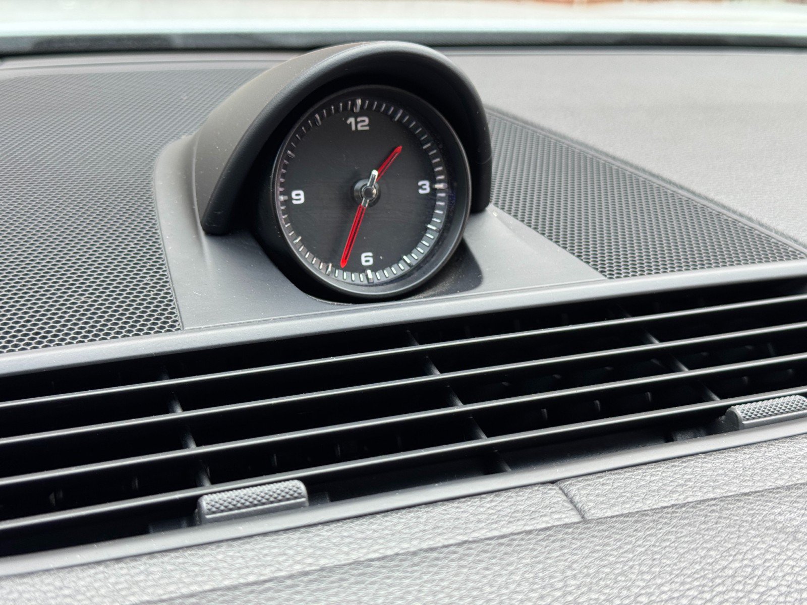 Used 2018 Porsche Panamera image 25