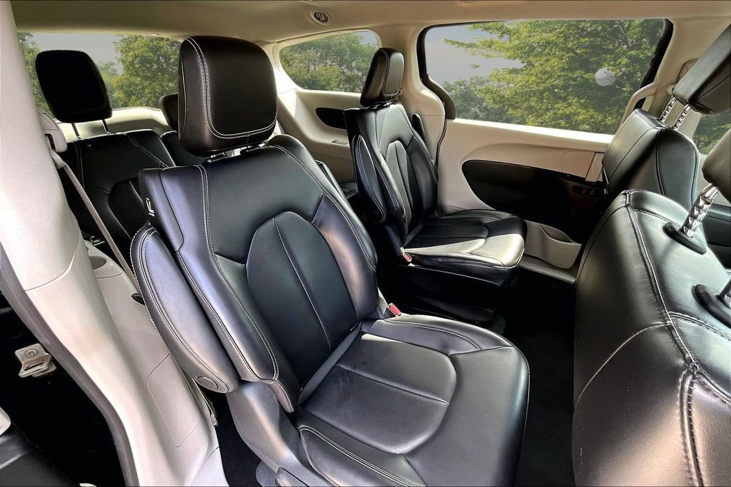 Used 2023 Chrysler Pacifica Touring-L FWD image 27