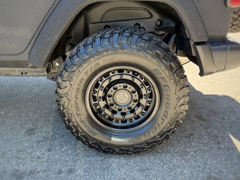 Used 2025 Jeep Wrangler Unlimited Sport AWD/4WD image 16