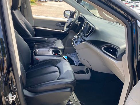 Used 2024 Chrysler Pacifica Touring-L FWD image 18