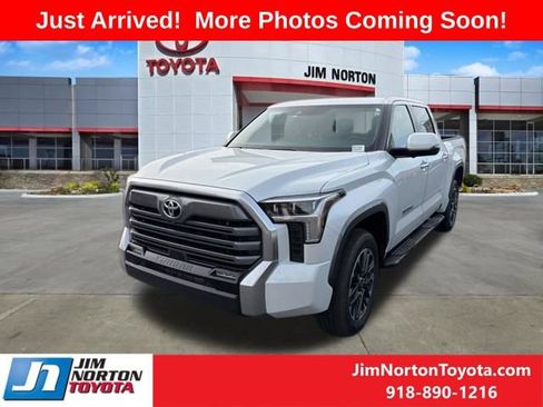 Used 2025 Toyota Tundra Limited AWD/4WD image 3