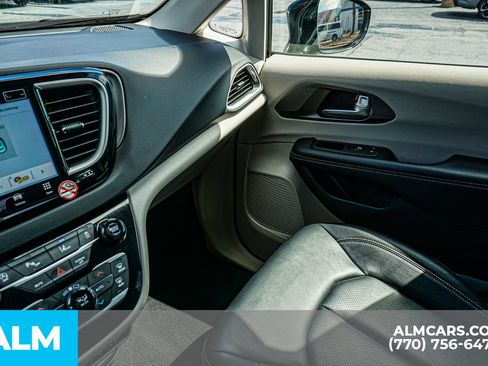Used 2024 Chrysler Pacifica Touring-L FWD image 46