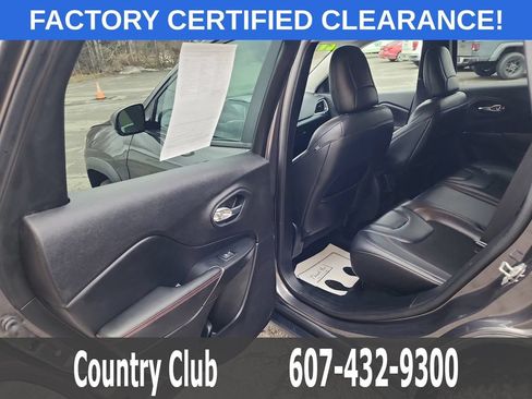 Used 2021 Jeep Cherokee Trailhawk AWD/4WD image 23