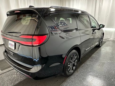 New 2025 Chrysler Pacifica Select w/ Fav Edition Package image 5