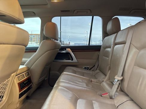 Used 2015 Toyota Land Cruiser image 19