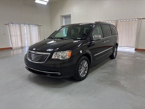 Used 2014 Chrysler Town & Country Touring-L w/ Driver Convenience Group FWD image 4