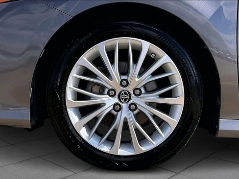 Used 2018 Toyota Camry XLE image 9