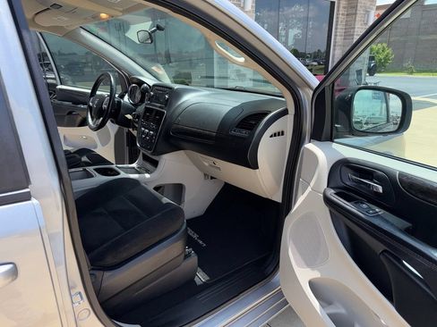 Used 2016 Dodge Grand Caravan SXT w/ Rear Park Assist Package FWD image 17