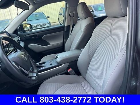 Used 2024 Toyota Highlander LE FWD image 8