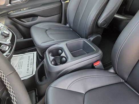 New 2026 Chrysler Pacifica Select FWD image 30