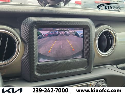 Used 2021 Jeep Wrangler Unlimited Sahara w/ LED Lighting Group AWD/4WD image 25