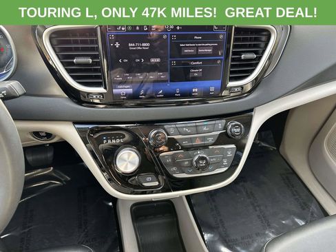 Used 2024 Chrysler Pacifica Touring-L FWD image 19