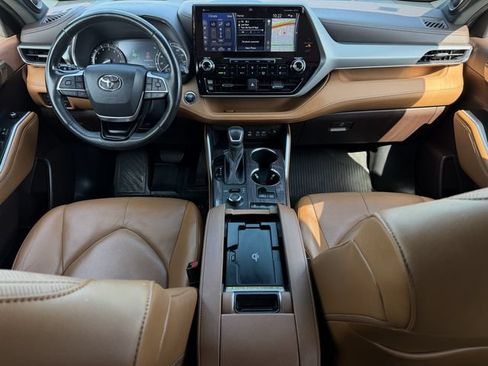 Used 2022 Toyota Highlander Platinum AWD/4WD image 11