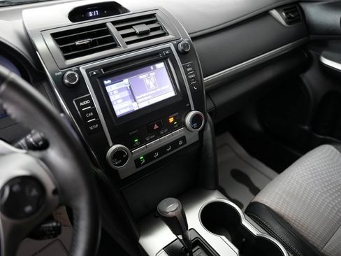Used 2014 Toyota Camry SE FWD image 18
