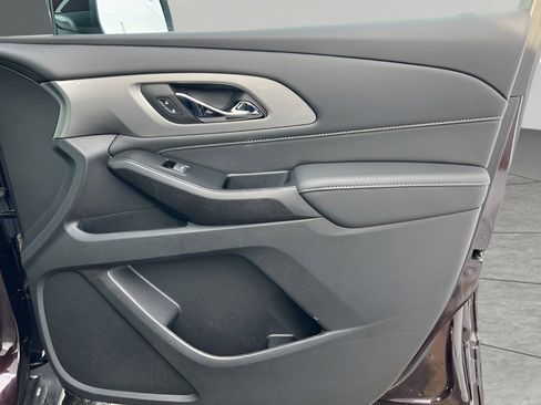 Used 2023 Chevrolet Traverse LT image 36