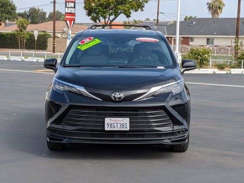 Used 2026 Toyota Sienna LE FWD image 2