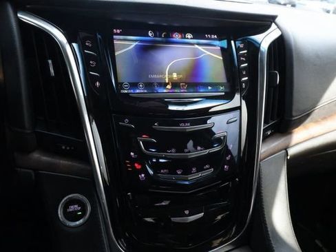 Used 2015 Cadillac Escalade Luxury image 18