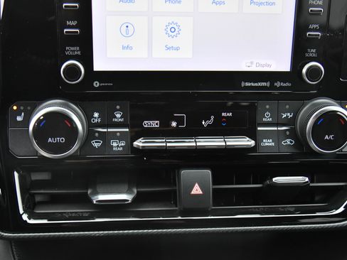 Used 2022 Toyota Highlander XSE image 22