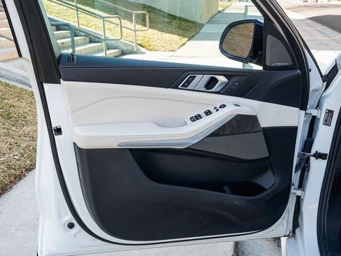 Used 2021 BMW X5 xDrive40i w/ M Sport Package image 9