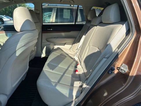 Used 2013 Subaru Outback 2.5i Limited AWD/4WD image 9