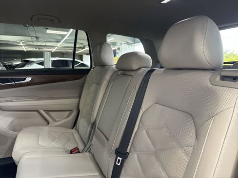 Certified 2024 Volkswagen Atlas SE w/ Black Wheel Package FWD image 22