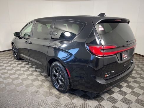 Used 2022 Chrysler Pacifica Limited w/ Uconnect Theater Family Group image 5