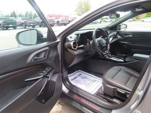 Used 2025 Chevrolet Trax RS w/ Sunroof Package FWD image 17