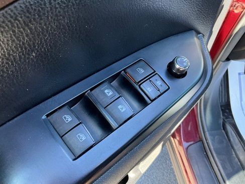 Used 2018 Toyota Highlander LE image 24