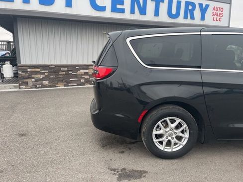 Used 2023 Chrysler Pacifica Touring-L image 11