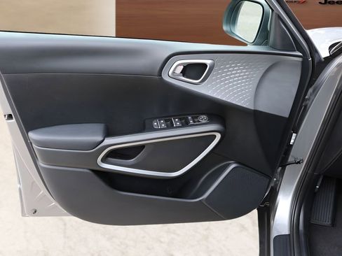 Used 2025 Kia Soul LX w/ LX Technology Package FWD image 11