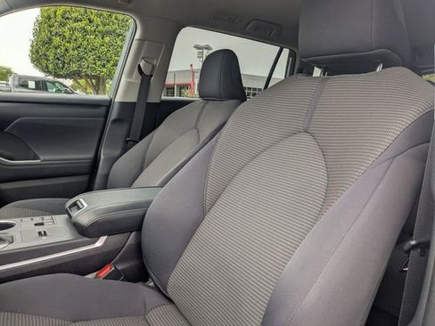Used 2025 Toyota Highlander LE FWD image 14