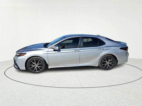 Used 2022 Toyota Camry SE image 3