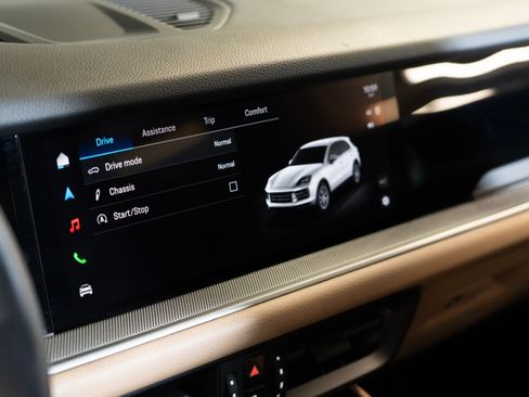 Certified 2024 Porsche Cayenne AWD/4WD image 20