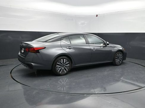 Used 2025 Nissan Altima 2.5 SV FWD image 8