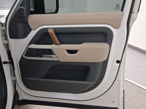Used 2023 Land Rover Defender 110 SE image 33