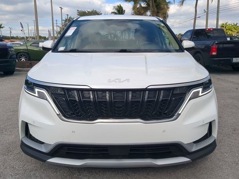 Used 2024 Kia Carnival EX image 3