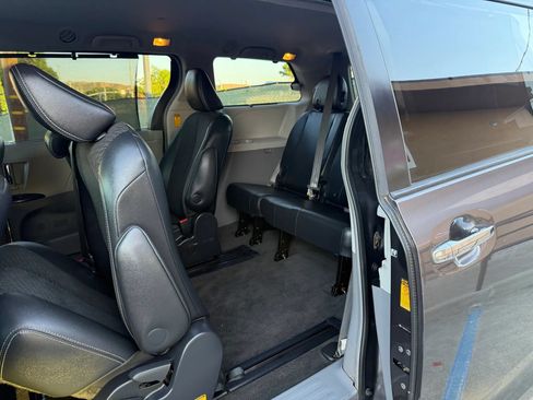 Used 2014 Toyota Sienna SE FWD image 19