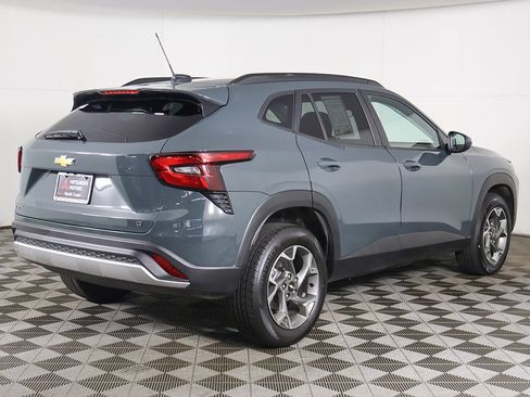 Used 2025 Chevrolet Trax LT FWD image 7