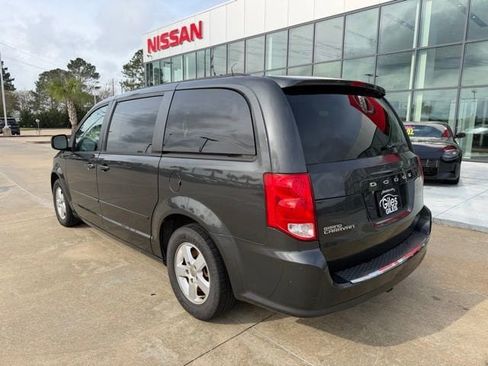 Used 2012 Dodge Grand Caravan SXT image 3