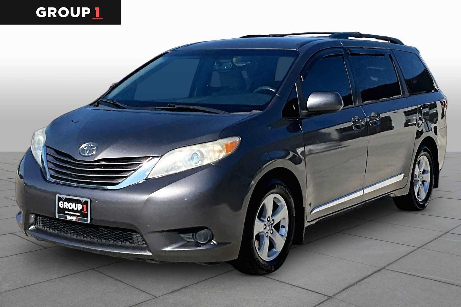 Used 2017 Toyota Sienna LE w/ Protection Package FWD image 1
