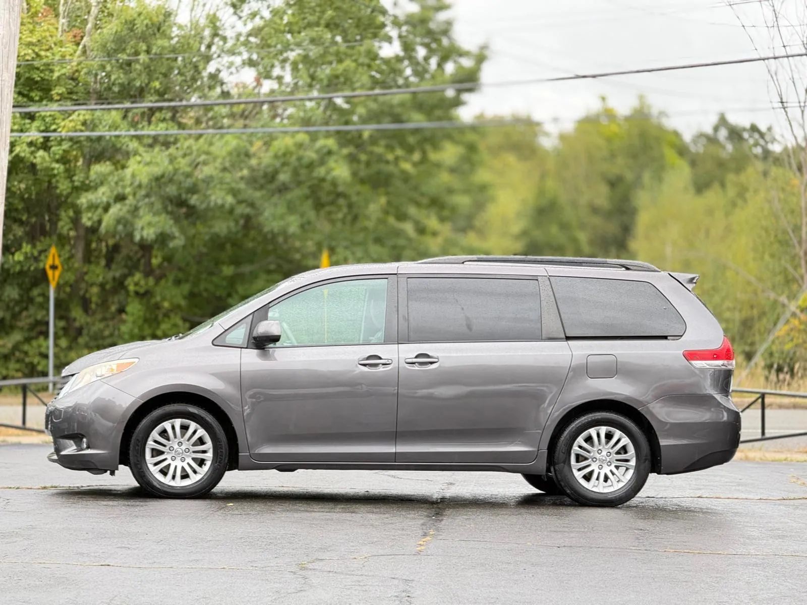 Used 2011 Toyota Sienna XLE w/ Entertainment Pkg FWD image 4